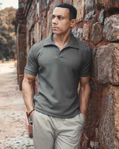 Polo pour homme personnalisable avec col et bordures gris, matière premium à séchage rapide, idéal pour les vêtements promotionnels, les vêtements de golf - Product Image 4