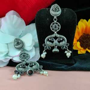 Boucles d'oreilles pendantes en métal de qualité supérieure Glamour moderne Style sophistiqué élégant Sophistication audacieuse Bijoux de mode de haute qualité - Product Image 5