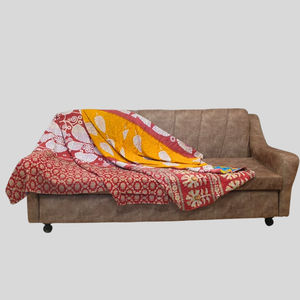 Edredón minimalista Boho Kantha con colores sutiles y detalles artesanales intrincados - Product Image 1