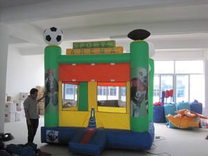 Château gonflable de football et de rugby pour l'aventure des enfants en garderie ou en parc d'aventure - Product Image 1