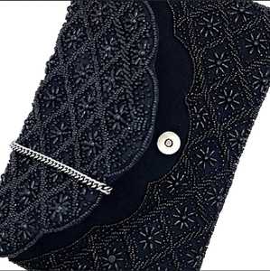 Bolso de mano con cuentas de semillas festoneadas de pétalos de flores negras Bolso de noche elegante - Product Image 3