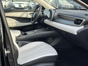 Sedán Híbrido Enchufable Usado 2024, Eficiente en Consumo de Combustible, Automático, >700km de Autonomía, Batería de 90-110kWh, Disponible para la Venta, Buen Estado - Product Image 4