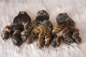 Extensiones de cabello rizado hinchable vietnamita Bundles Color Rubio Cabello rizado crudo 100% Cabello humano vietnamita Super doble Calidad superior - Product Image 2