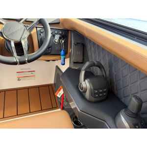 Barco de Lujo Cobalt R31 2026 con Motor Intraborda Volvo, 31'5" de Longitud, Garantía de 10 Años - Product Image 3