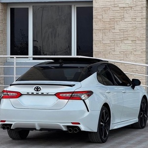 Camry Moderno con Interior Oscuro, Asientos de Cuero y Neumáticos R15 en Venta - Product Image 2