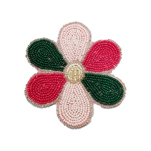 Posavasos con Diseño Tradicional de Flores con Cuentas, Hecho a Mano en Rosa, Verde y Rojo para Protección Decorativa de Mesa - Product Image 1