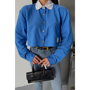 Top Corto Azul para Mujer con Cuello Blanco y Detalle de Etiqueta - Camisa Corta Azul con Cuello Blanco y Detalle de Etiqueta - Product Image 5