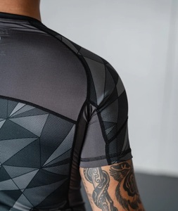 Rashguard à manches courtes pour homme, respirant, à séchage rapide, antibactérien, gris, protection UPF50, écologique, 100% polyester, personnalisable - Product Image 4