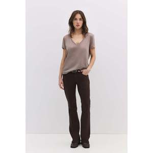 Camiseta Básica Brillante con Cuello en V - Product Image 3