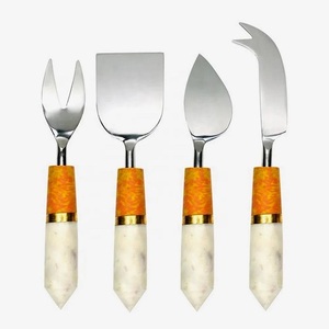 Ensemble de 4 ustensiles de luxe en acier inoxydable avec manche en résine : Spatules, couteaux à fromage et à beurre chauffants, et fourchettes – Couverts en résine - Product Image 5