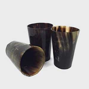 Verres à café en verre de corne de Viking sculptés modernes avec base en résine fabriqués à la main d'Inde par l'artisanat du croissant - Product Image 1