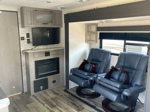 Used Used 2023 C-o-l-e-m-a-n Coleman <b>Light</b> 1805RB for sale - Product Image 5