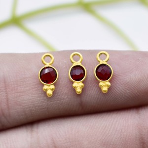 Colgante de Cuarzo Granate con Bisel, Hecho a Mano, Chapado en Oro, Pequeño Amuleto Redondo Facetado, Regalo para el Amor, Se Vende por Pieza - Product Image 3