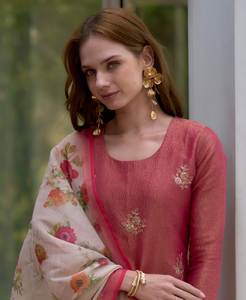 กางเกงผ้าไหมเนื้อบางสำหรับใส่ในงานปาร์ตี้สีน้ำตาลพีชอย่างสวยงาม - Product Image 3