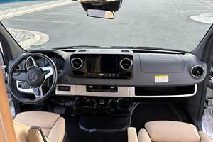 Sprinter 2500 Airstream Interstate 19 Edición Tommy Bahama 2021, 4x4, ~4,200 Millas, Conversión Completa a Autocaravana, Turbodiésel V6, 4WD - Product Image 4