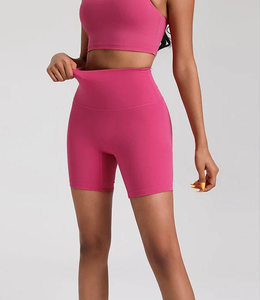 Tissu au toucher lisse avec taille haute flexible améliorant le confort et la performance dans un short de yoga élégant et durable pour une utilisation sportive - Product Image 1