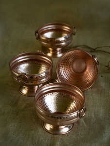 Ensemble de 4 petits bols ronds Gangal en cuivre martelé à la main, décoration d'intérieur traditionnelle, service de table en cuivre, pièce maîtresse - Product Image 4