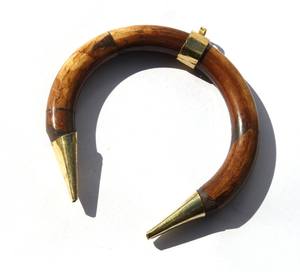 Colgante Religioso de Hueso con Incrustaciones de Oro Hecho a Mano para Decoración de Bodas y Regalo - Product Image 1