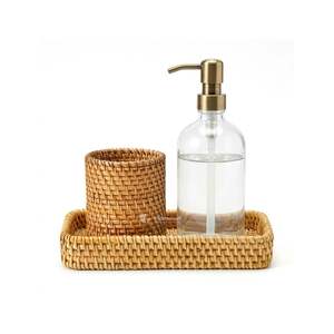 Ensemble d'accessoires de salle de bain en rotin personnalisable, plateau tressé naturel, porte-gobelet et distributeur de savon en verre transparent – Vente en gros - Product Image 1