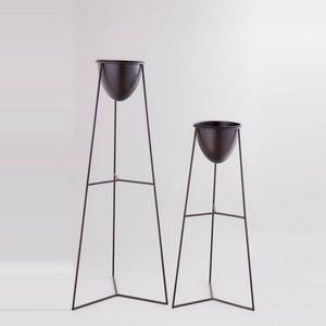 Macetas de metal con soporte alto Eleve su espacio con diseños de moda Macetas colgantes para balcón Sala de estar - Product Image 1