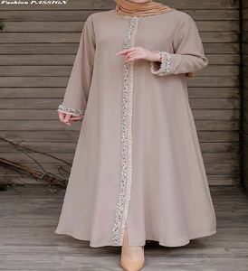 Abaya minimalista plisada color chocolate. Modestia diaria sin esfuerzo disponible a precios de mayoreo. - Product Image 4