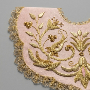 Cuello de Uniforme Real Bordado a Mano con Hilo Metálico Dorado, Color Rosa, de Primera Calidad, con Flecos - Product Image 6