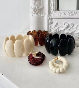 Brazaletes de resina epoxi de moda con flores reales, piedras y brillo incrustados para joyería de moda artística hecha a mano - Product Image 1