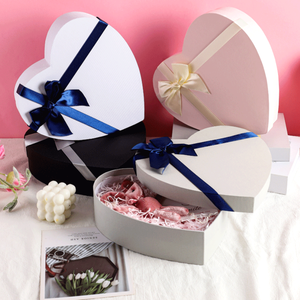 Herzförmiges Geschenkbox-Set mit Band in Verschiedenen Größen Stapelbare Starre Verpackungsboxen für Valentinstag Blumen Pralinen - Product Image 1