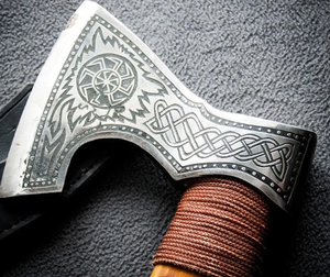 Hacha Vikinga Hecha a Mano con Mango de Madera de Fresno Grabado y Funda de Cuero con Grabado en la Cabeza - Product Image 2