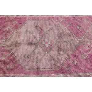 Alfombra Vintage de 2.5x10.6 pies, Alfombra Turca, Alfombra Oriental Rosa - Product Image 5