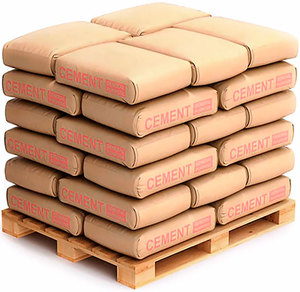 Sacs de ciment Portland ordinaire empilés sur palette, emballage brun, étiquette rouge, utilisation pour les infrastructures - Product Image 1