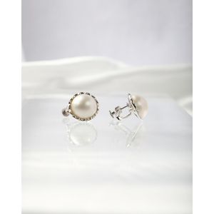 Boucles d'oreilles clous en perle blanche avec alliage plaqué rhodium et zircon - Product Image 4