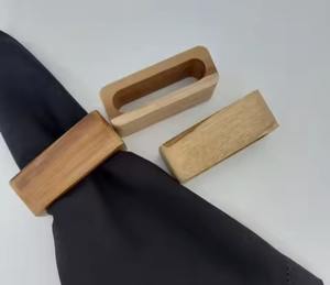 Ronds de serviettes en bois rectangulaires modernes ajoutent une touche minimaliste élégante à la décoration de la salle à manger, parfaits pour l'installation de table contemporaine - Product Image 1