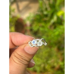 Bague en argent 925 avec pierre de lune arc-en-ciel ronde, incrustation de pierres précieuses tendance pour fiançailles, plaqué or rose et or, taille ajustable, motif en forme de main - Product Image 1