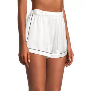 Offre Spéciale Short en satin taille haute personnalisé pour femme respirant et à séchage rapide avec cordon de serrage léger à la taille - Product Image 3