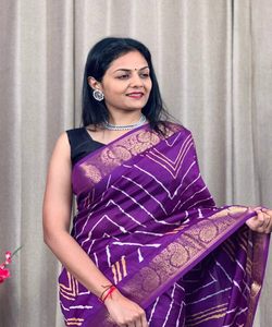 Saree prêt-à-porter avec dentelle florale en velours - Product Image 4