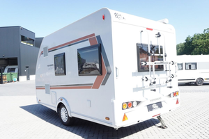 Mini-caravane noire en forme de larme avec salle de bain et cuisine pour le camping et les voyages, disponible à la vente - Product Image 3