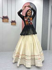 Lanzamiento de Ropa Festiva Moderna: Tela Lehenga Choli con Estampado Bandhej, con Gamthi y Trabajo de Espejos Reales para Fiestas - Product Image 3