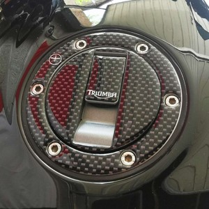 Adesivo 3D in Resina Effetto Fibra di Carbonio per Tappo Carburante Triumph, Resistente ai Graffi per Motociclette - Product Image 1