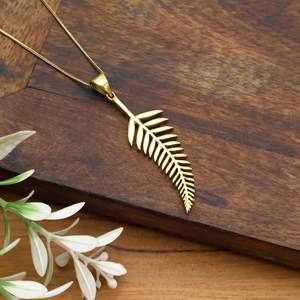 Hermoso colgante bohemio de cadena dorada simple, joyería de latón en forma de hoja para uso diario - Product Image 1