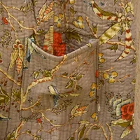 Magnifique veste matelassée en coton respirant, imprimée numériquement et réversible, avec un base élégant gris olive et des détails corail vif.