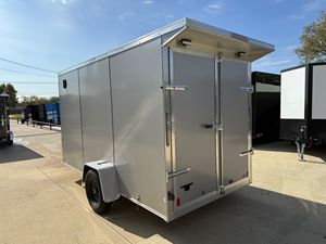 Envío Gratis Remolque Cerrado/de Carga con Nariz en V 7x16, 3500 lb, Ejes Dobles con Frenos Eléctricos, Paquete Blackout Paquete de Spoilers - Product Image 1