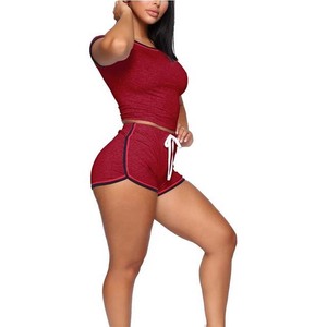 Ensemble T-shirts et shorts en velours rouge uni 2026, ensemble surdimensionné en velours personnalisé, ensemble deux pièces en velours, ensemble short cycliste pour femme - Product Image 3