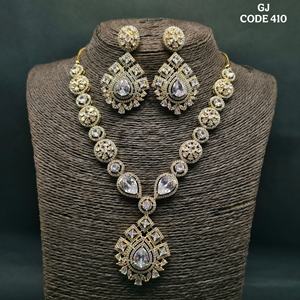 Collier élégant de bijoux AD avec boucles d'oreilles assorties Ensemble de diamants américains étincelants Parfait pour les fêtes de mariage - Product Image 3