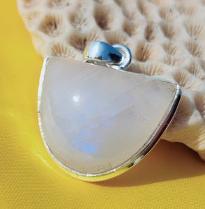 Pendentif classique en argent sterling 925 Fine Wholesale avec pendentifs et breloques en pierre de lune arc-en-ciel - Product Image 4