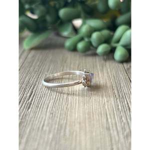 Bague Flèche Style Zuni Plaqué Or Rose avec Incrustation d'Opale Synthétique et Monture en Acier Inoxydable - Product Image 4