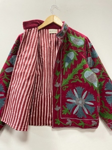 Chaqueta Corta de Terciopelo Suzani Bordada con Botones Hechos a Mano, Abrigo Suave para Invierno, Chaqueta Floral para Mujer - Product Image 4