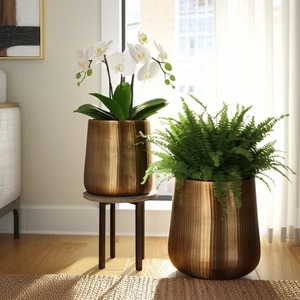 Maceta de metal dorado de lujo diseñada para mezclar estilo moderno con vegetación natural y atractivo interior atemporal - Product Image 2