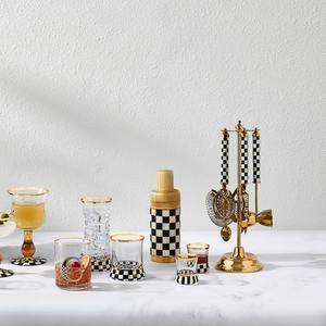 Ensemble d'outils de bar à poignée à carreaux noirs et blancs de designer avec des têtes dorées pour les bars à domicile, les fêtes, la présentation et les occasions de cadeaux - Product Image 6