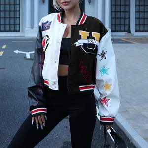 Chaqueta informal recortada de estilo universitario para mujer, bombardero de béisbol de satén transpirable, ropa de calle Vintage con parche Y2K - Product Image 3